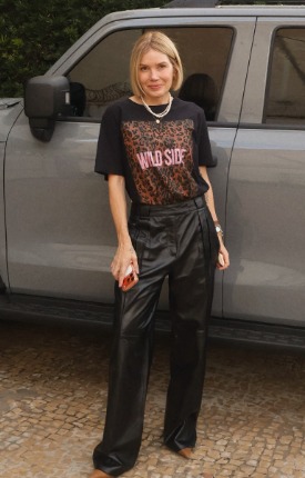 Camiseta Wild Side com calça de couro preta